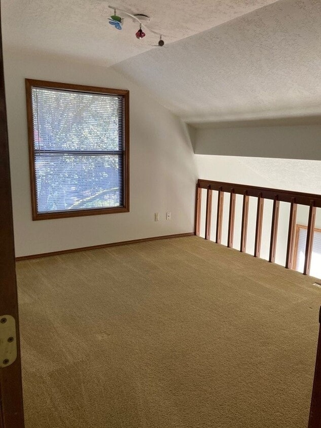 Foto principal - Lake Oswego-Mountain Park Single Family Home