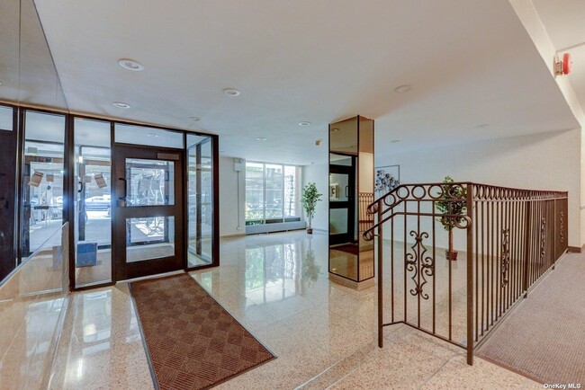 Foto del edificio - 8360 118th St