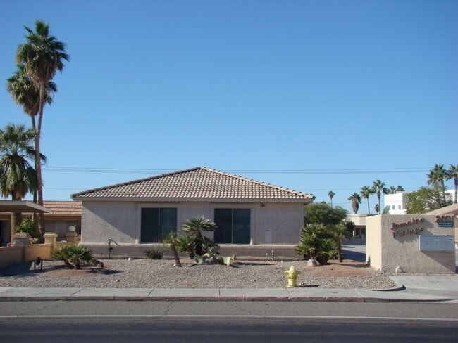 Building Photo - Condo close to the golf course, move in re...
