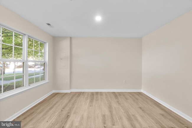 Building Photo - 111 Cavenrock Ct