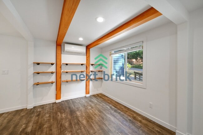 Foto del edificio - Charming Shoreline Home on a Spacious Lot | A/C & EV Charger | Near Light Rail