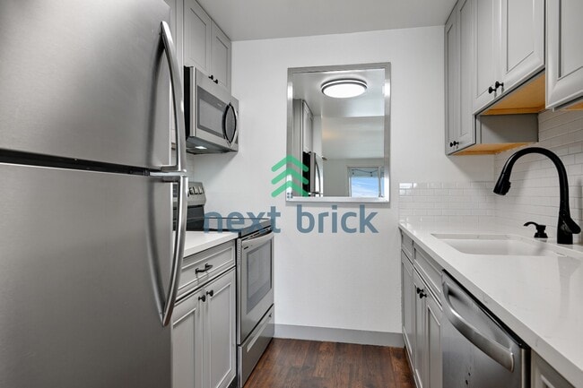 Foto del edificio - For Rent – 1 Bedroom | 1 Bathroom Lakeview Condo in Leschi Shores
