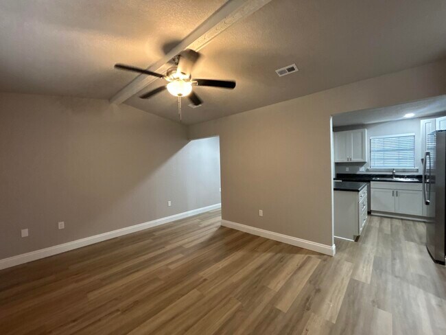 Building Photo - 129 Jeff Dr