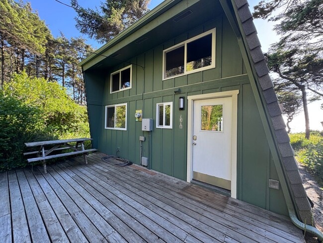 Building Photo - Beautiful Ocean Front Home in Seal Rock!
