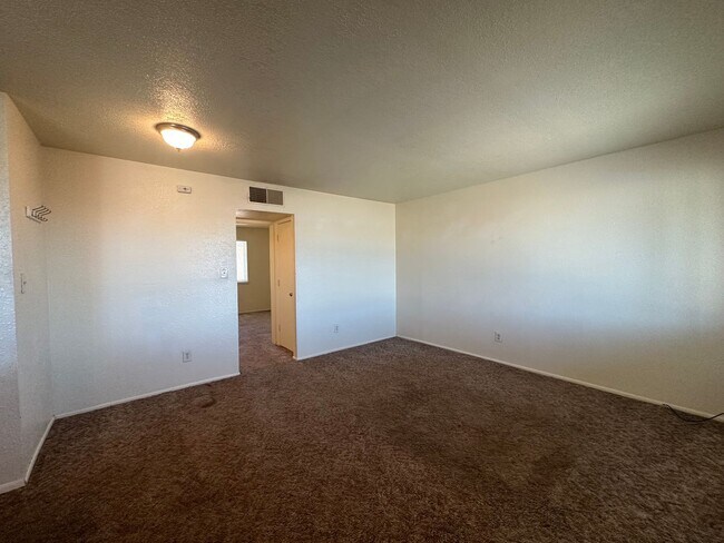 Building Photo - 2 Bedroom 1 Bathroom Apartment available f...