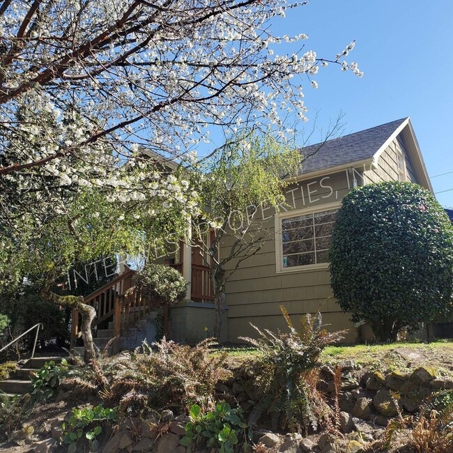 Building Photo - SPACIOUS & CHARMING 3BED+BONUS W/ HARDWOOD...