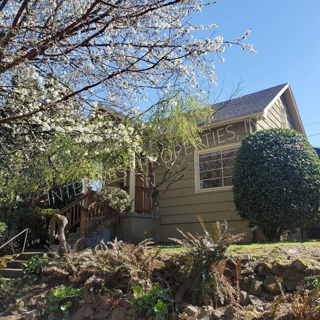 Foto del edificio - SPACIOUS & CHARMING 3BED+BONUS W/ HARDWOOD...
