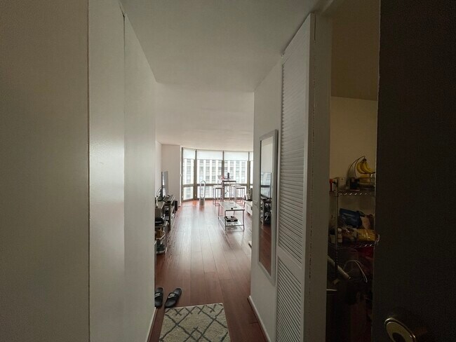 Foto del edificio - 2650 N Lakeview Ave