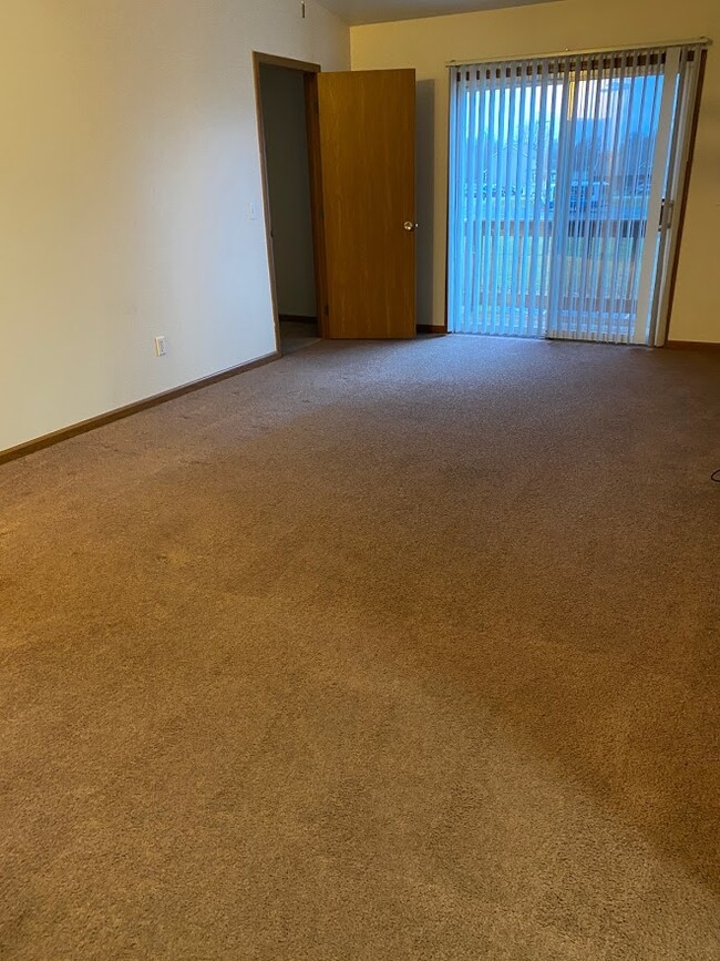 Family room with storage closet - 7481 Crosscreek Dr