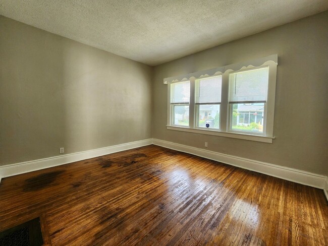 Building Photo - Single family home desirable 19th Ward!!! ...