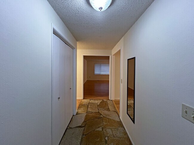 Foto del edificio - 4 bedroom 2.05 bath rambler on Kent's East...