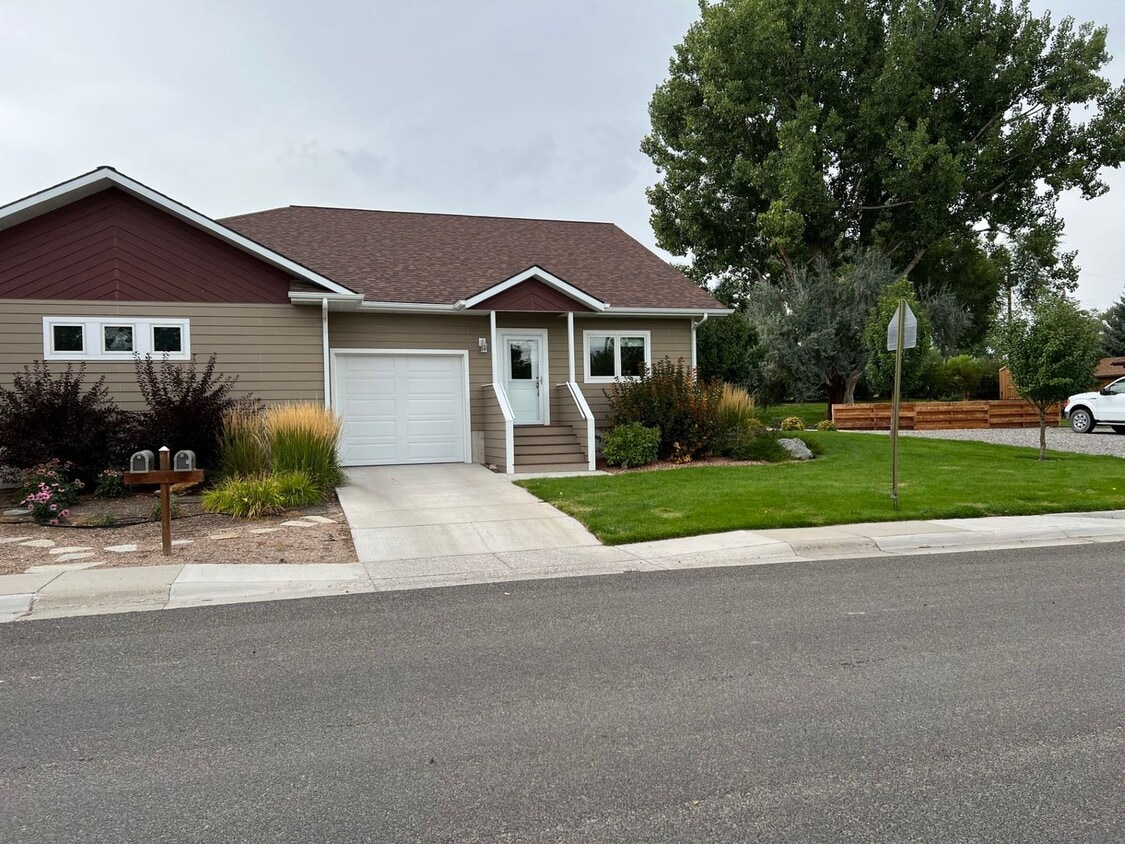 Primary Photo - Spacious and High End 1 Bedroom 1 Bath wit...