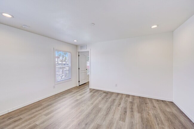 Foto del edificio - 2060 N Center St