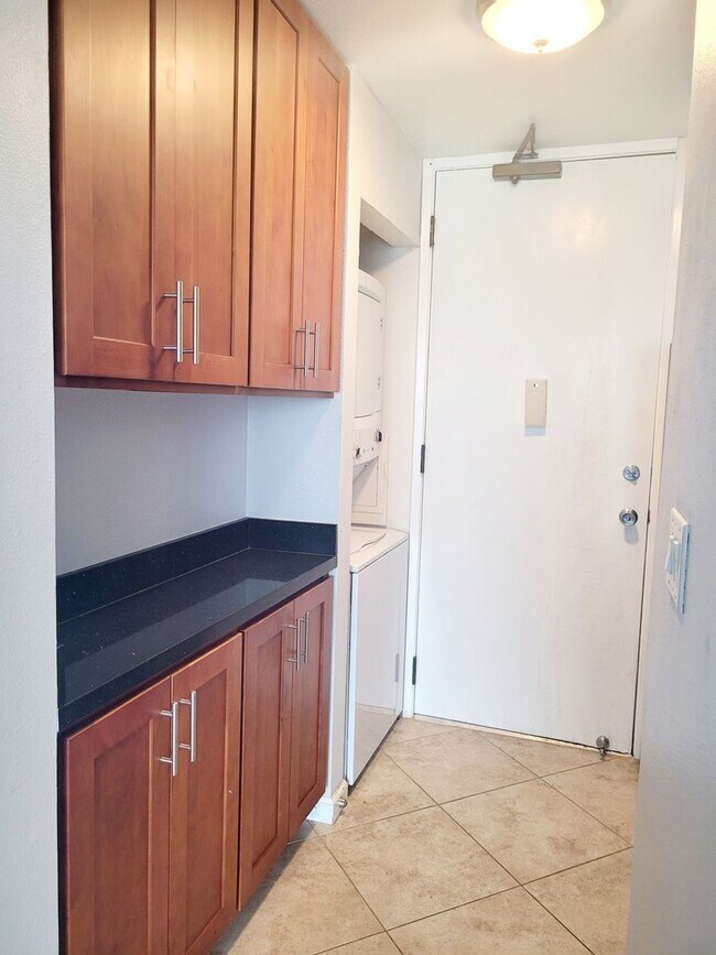 Foto del edificio - AVAILABLE | 2 Bedroom, 1 Bathroom Condo with 1 Assigned Parking Stall