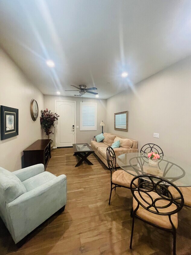 Foto principal - 3043 E Hopkins St