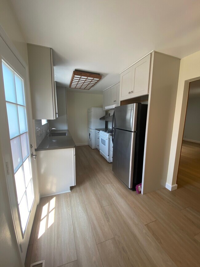 Kitchen w/ red ridge., oven, washer/dryer - 405 N Lucia Ave