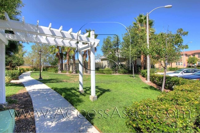 Building Photo - Two-Story 3 Bed/2.5 Bath Within Lake Point...