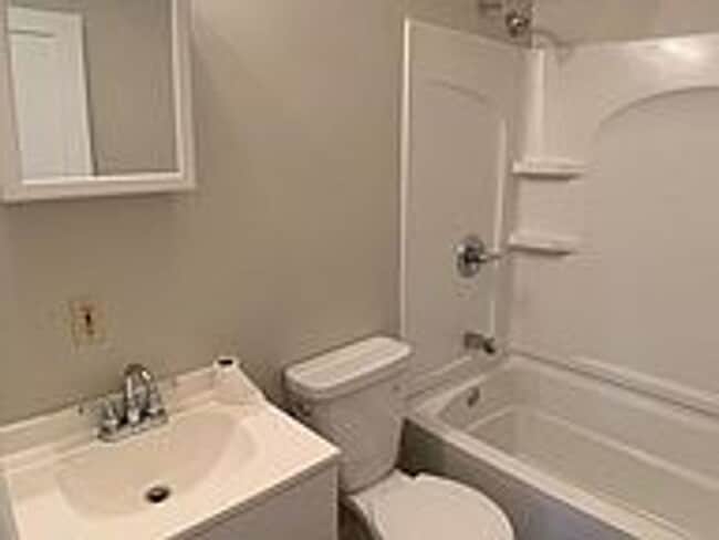 Building Photo - Freshly Painted 2 Bed 1 Bath-Connersville