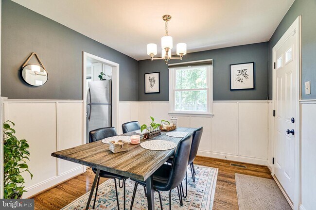 Foto del edificio - 7905 Elmwood Ln