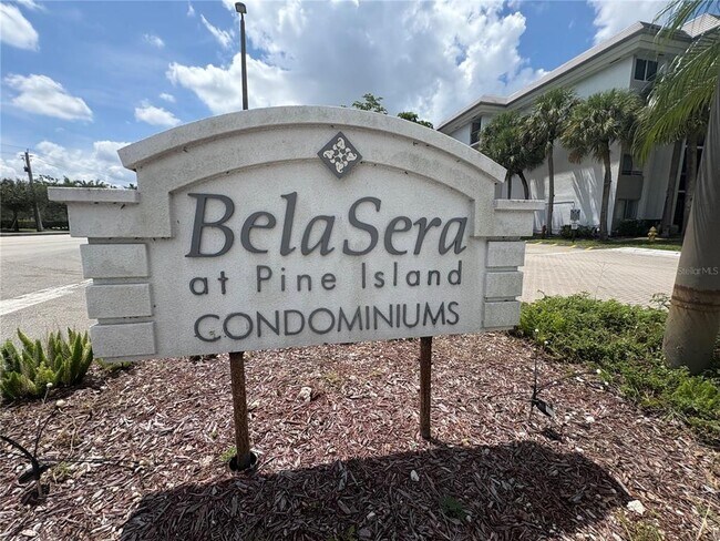Building Photo - 721 N Pine Island Rd