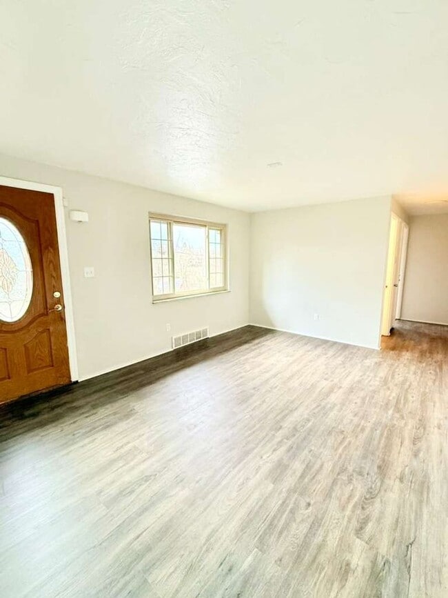 Photo - Updated 3BD 2BA Apartment Located in a Great Area!!