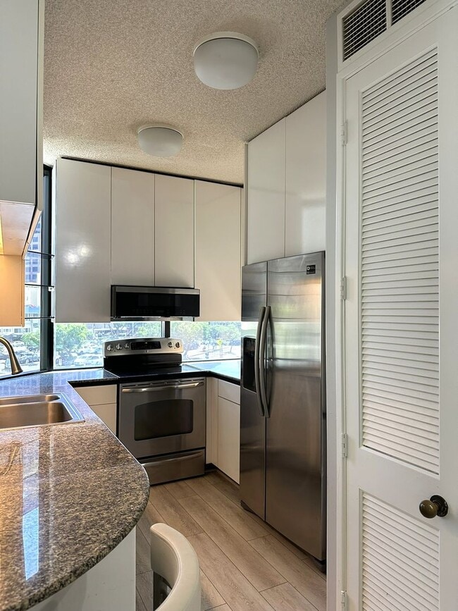 Building Photo - Furnished, Pet Friendly - Honolulu Park Pl...