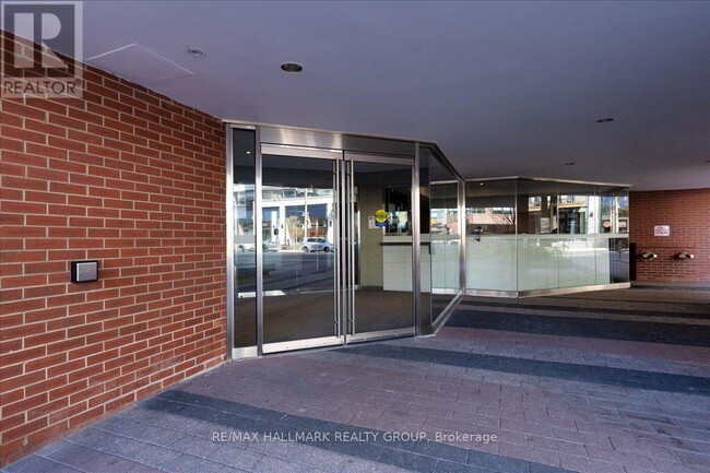 Building Photo - 705-705 King St W