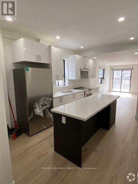 Building Photo - 285 Bain Ave