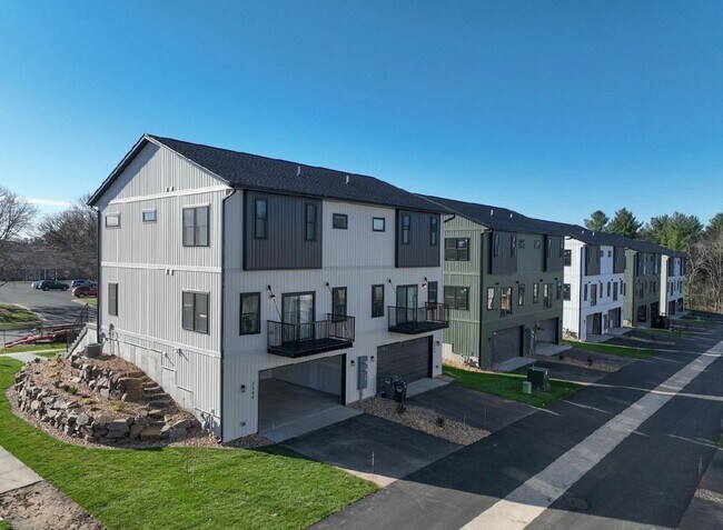 Foto del edificio - Brand New Luxury Townhomes: 3BR, 2.5Bath Altoona WI