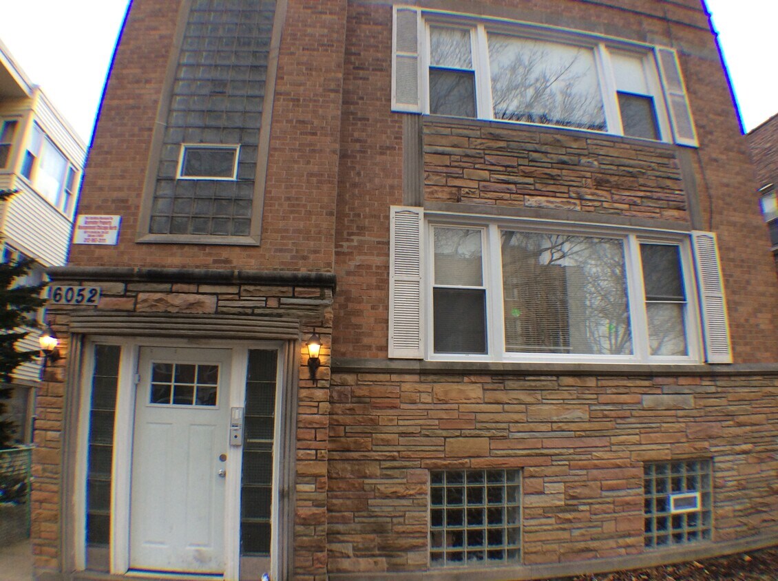 6052 N Mozart St, Chicago, IL 60659 Apartments in Chicago, IL