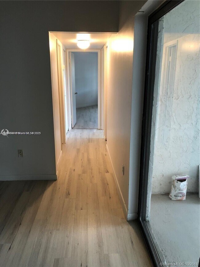 Foto del edificio - 9421 Fontainebleau Blvd