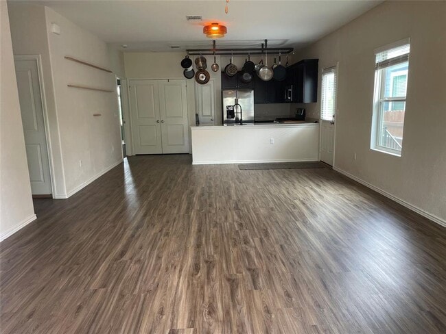 Foto del edificio - 7408 Tonka Ln