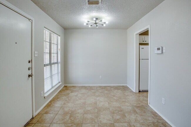 Foto del edificio - Spacious 2/2.5/2!