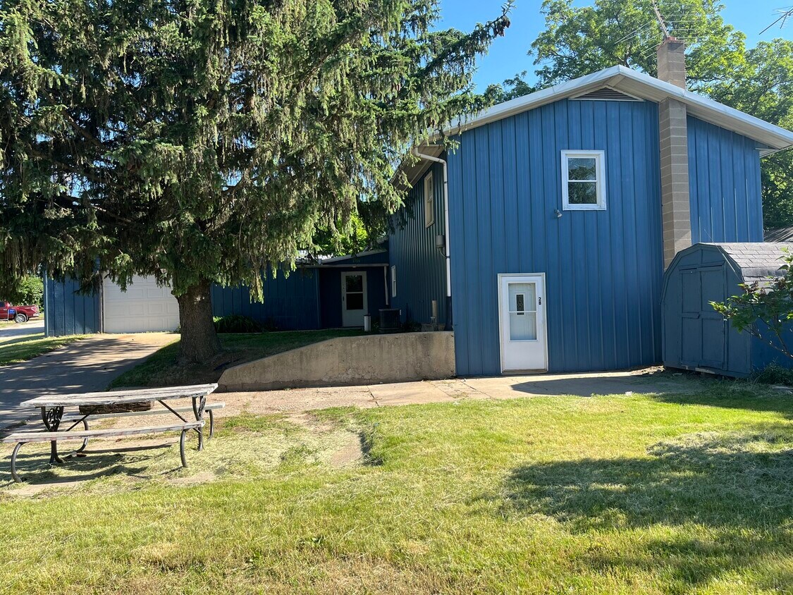 3464 2062nd Rd Unit B, Wedron, IL 60557 Room for Rent in Wedron, IL