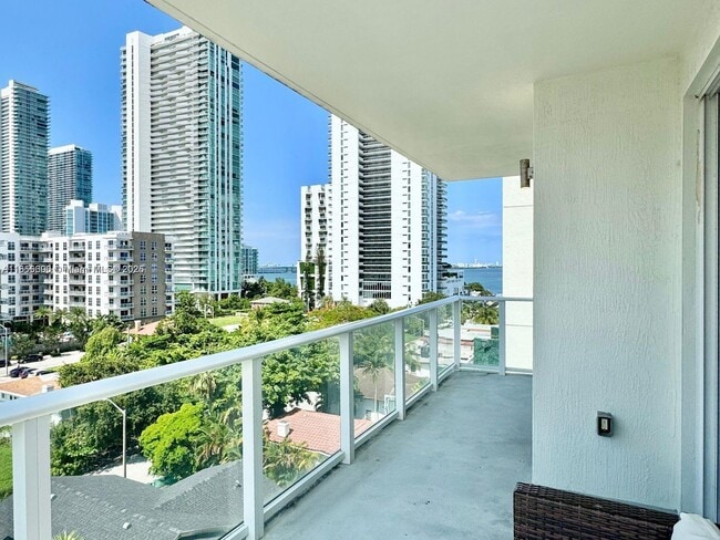 Foto del edificio - 321 NE 26th St