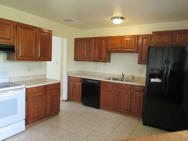 Building Photo - Spacious Bi Level home backing to open space