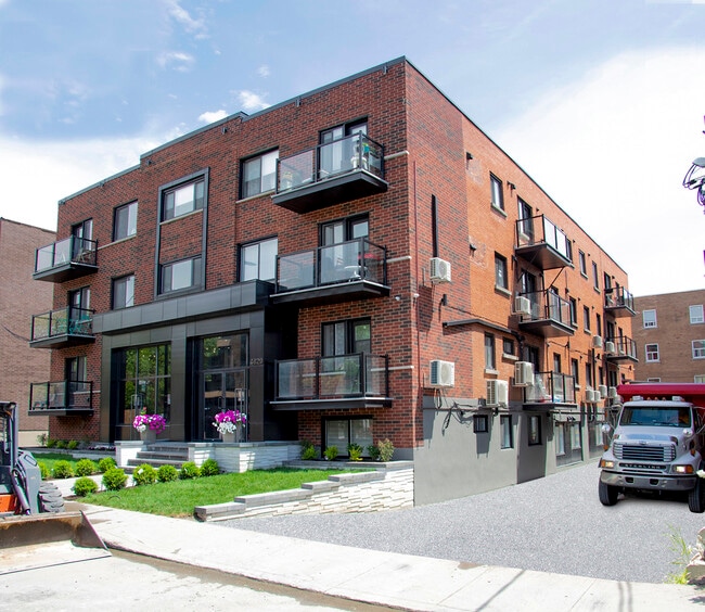 Building Photo - 4820 Ch de la Côte-Sainte-Catherine