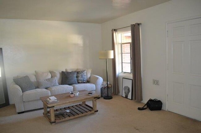 Foto del edificio - 614/616 Hollister Road