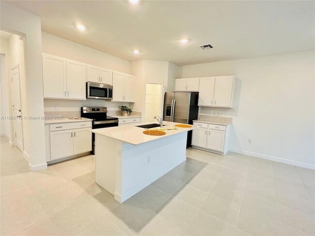 Foto del edificio - 6949 Harbours Edge Ave