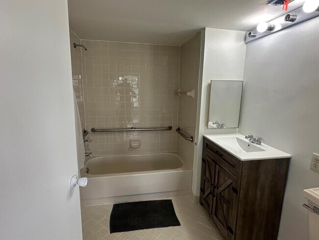 Foto del edificio - 208 Lake Pointe Dr