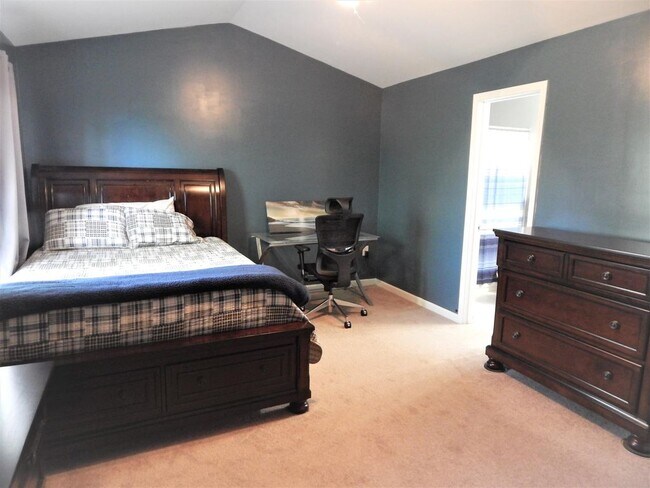 Uno de los dormitorios - 1105 Tree Top Way