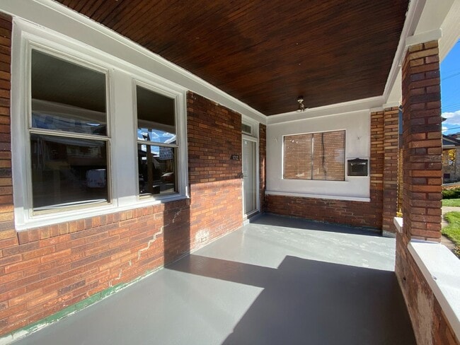 Building Photo - NEWLY RENOVATED 3 BEDROOM + OFFICE IN THE ...