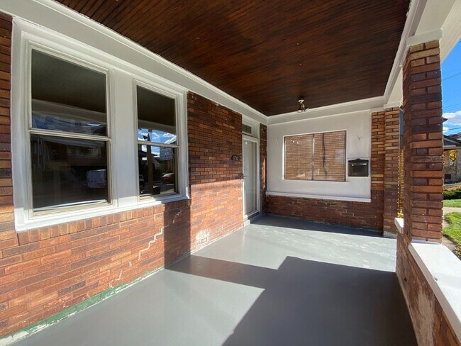 Foto del edificio - NEWLY RENOVATED 3 BEDROOM + OFFICE IN THE ...