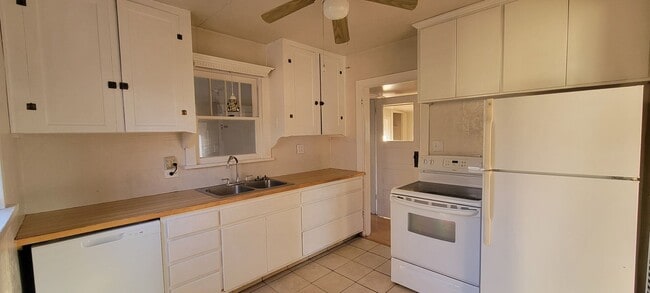 Building Photo - Sweet Cottage