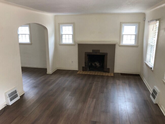 Foto del edificio - Three Bedroom House for rent