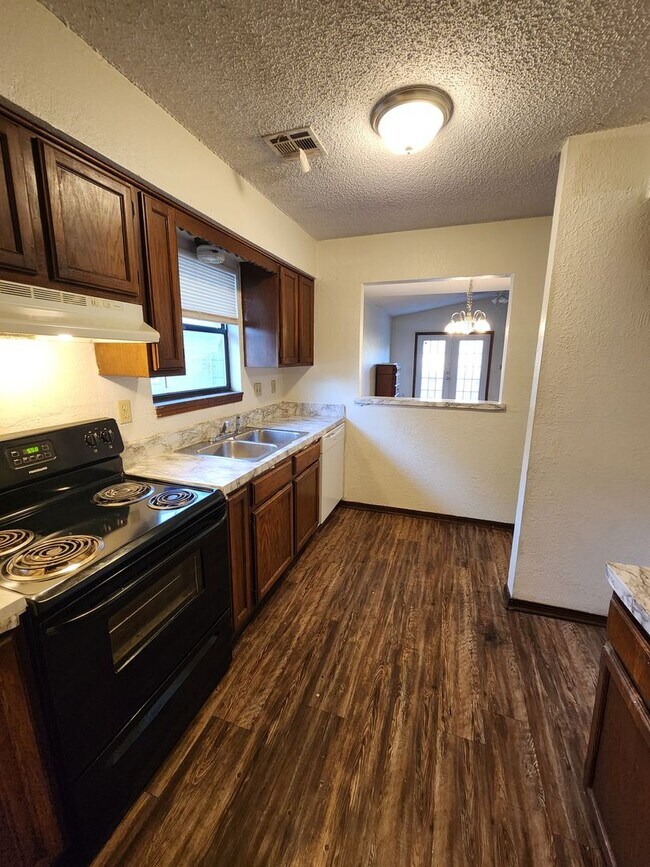 Building Photo - 2 Bedroom, 1 Bathroom Located in OKC Avail...