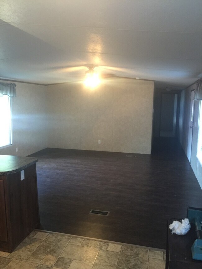 Building Photo - 2009 Model 3 Bedroom 2 Bath Mobile Home