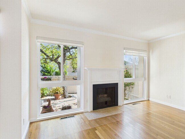 Foto del edificio - Premier Carmel townhome now available for ...