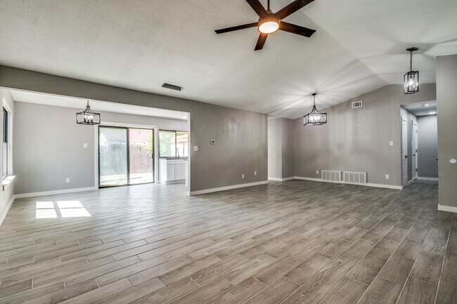 Building Photo - 1638 Glenhill Ln