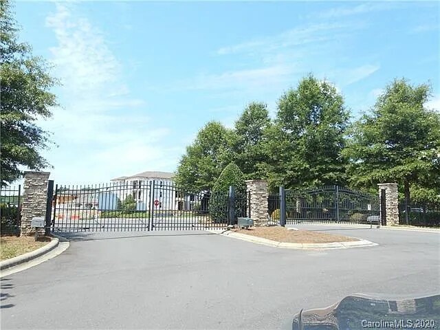 Foto del edificio - 2501 Silverthorn Dr